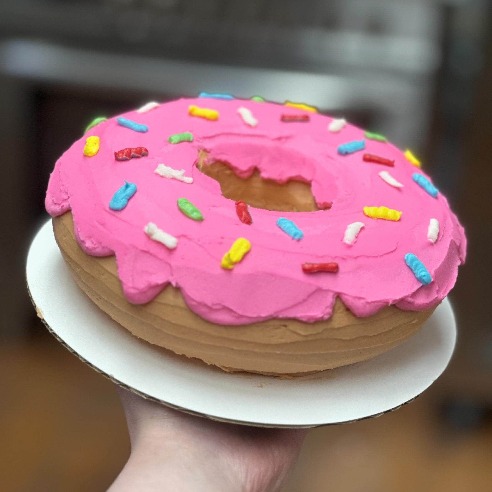 Check out this donut cake that went out today! We have matching sugar cookies for sale in the shop. Come see us tomorrow and get your fill of sweet treats! We&rsquo;re open 9-4!
🍩
🍩
#donut #donutcake #cake #cakes #417local #417cakes #localbakery #o