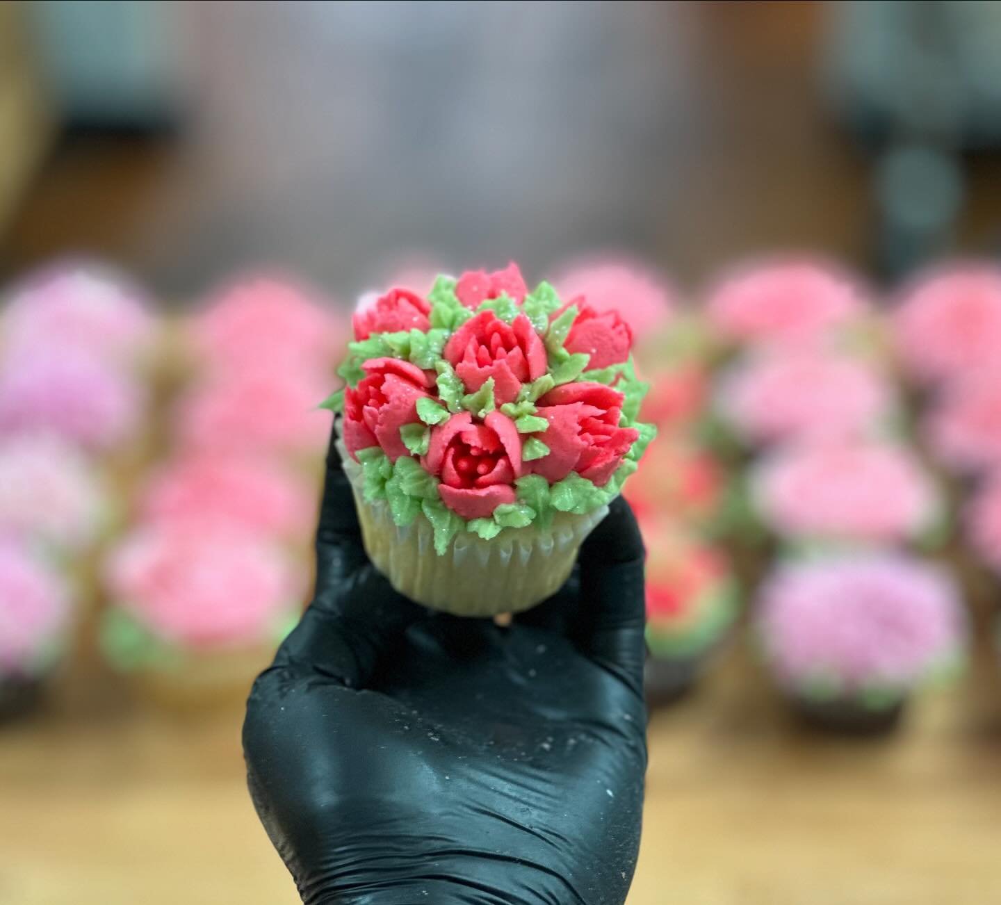 I got to do these gorgeous baby shower flower cupcakes this week!! They turned out so pretty and, of course, sparkly! 
🌸
🌷
🌺
🌹
#cupcakes #flowercupcake #edibleart #cupcake #bakery #smallbusiness #shoplocal #ozarkmo #417local